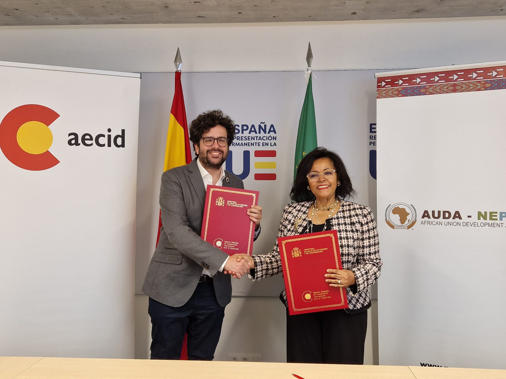 Antón Leis, director de la AECID y Nardos Bekele-Thomas, CEO de la AUDA-NEPAD, después de la firma del Memorando