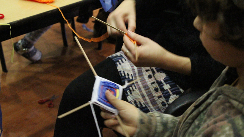 Taller de Tejido con bolsas plsticas ojitos Huichol