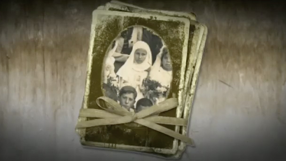 fotograma del cortometraje Aurelia donde podemos ver una foto antigua de una niña en el centro de la pantalla