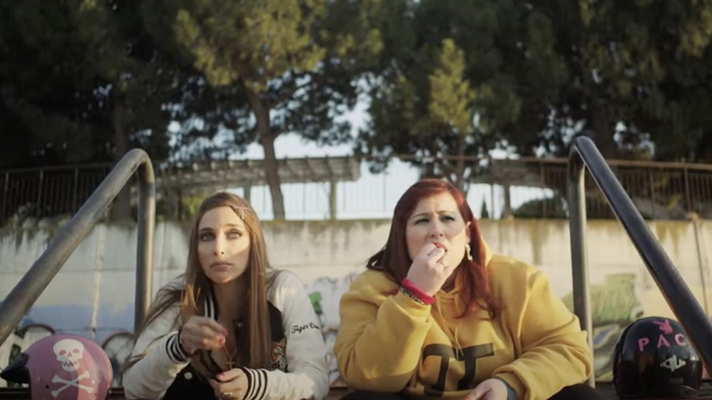 Fotograma del cortometraje pipas donde podemos ver a dos chicas sentadas en un banco comiendo pipas
