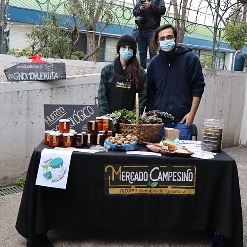 Puesto de la Gnomohuertita donde dos de sus cuidadores venden sus productos agroecológicos.