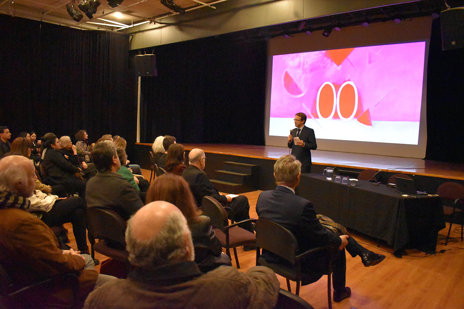 Imagen de Sergio Carranza en el teatro del CCEsantiago en el Lanzamiento del repositorio digital de Roser Bru